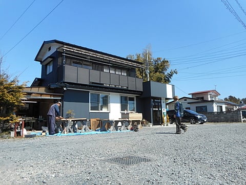 改装中店舗のテーブルを造っています。