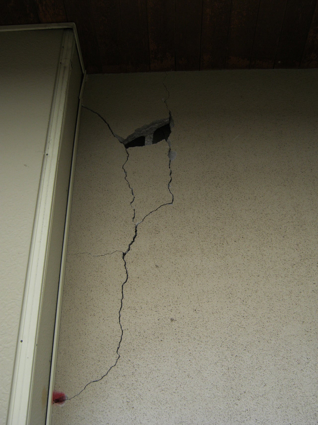 地震直後の外壁